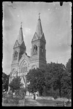 Krekenavos Švč. Mergelės Marijos Ėmimo į dangų bažnyčios priekinis fasadas. Fotogr. T. Bajorūnas. Krekenava (Panevėžio r.). XX a. 3–4 deš. Iš: www.limis.lt; Panevėžio kraštotyros muziejus, inv. nr. PKM F 10221/1