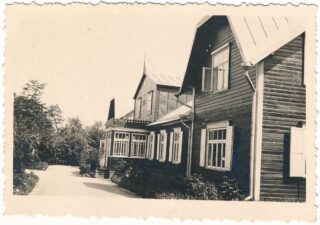 Namas Sodų g. 1 (dabar – Nepriklausomybės a. 11), kuriame 1926–1949 m. gyveno ir dirbo pirmasis Panevėžio vyskupijos vyskupas ir švietėjas Kazimieras Paltarokas. Fotogr. J. Paura. XX a. 4 deš. PAVB, Panevėžio vyskupijos kurijos skaitmeninis archyvas