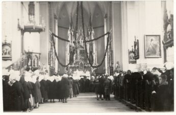 Šv. Mišios Krekenavos Švč. Mergelės Marijos Ėmimo į dangų bažnyčioje. XX a. 4 deš. pr. PAVB, Panevėžio vyskupijos kurijos skaitmeninis archyvas