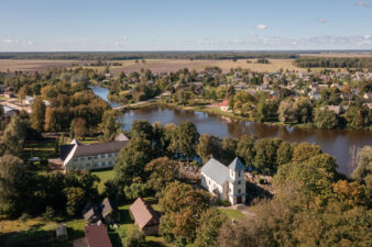 Ėriškių panorama su Švč. Jėzaus Vardo bažnyčia. Fotogr. G. Lukoševičius. Ėriškiai (Panevėžio r.). 2025 m. PAVB skaitmeninis archyvas