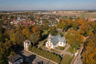 Vadoklių panorama su Švč. Jėzaus Širdies bažnyčia. Fotogr. G. Lukoševičius. Vadokliai (Panevėžio r.). 2025 m. PAVB skaitmeninis archyvas