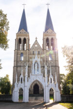 Naujamiesčio Šv. apaštalo evangelisto Mato bažnyčios neogotikiniai šventoriaus vartai (1917, aut. A. Jakševičius). Fotogr. G. Lukoševičius. Naujamiestis (Panevėžio r.). 2025 m. PAVB skaitmeninis archyvas
