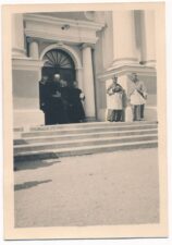 Iš dešinės: Panevėžio vyskupas Kazimieras Paltarokas, metropolitas arkivyskupas Juozapas Skvireckas ir kiti dvasininkai prie Panevėžio Kristaus Karaliaus katedros 1933 m. birželio 30-ąją – šventovės konsekravimo iškilmių dieną. PAVB, Panevėžio vyskupijos kurijos skaitmeninis archyvas