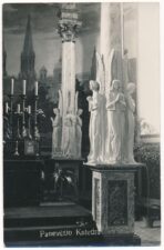 Panevėžio Kristaus Karaliaus katedros Didžiojo altoriaus fragmentas: angelų skulptūros aplink baldakimo kolonas (aut. Vincentas Jakševičius). Fotoateljė J. Žitkaus ir J. Pauros. Panevėžys. XX a. 4 deš. PAVB, Panevėžio vyskupijos kurijos skaitmeninis archyvas