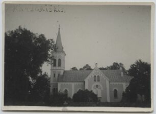 Karsakiškio Nukryžiuotojo Jėzaus bažnyčia. Fotogr. J. Daubaras. Karsakiškis (Panevėžio r.). Apie 1930 m. Iš: www.limis.lt; Lietuvos nacionalinis muziejus, inv. nr. LNM Fp 3739