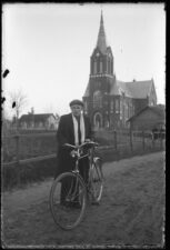 Miežiškių Švč. Mergelės Marijos bažnyčia ir neatpažintas vyriškis. Fotogr. V. Firinauskas. Miežiškiai (Panevėžio r.). XX a. 3–4 deš. Iš: www.limis.lt; Panevėžio kraštotyros muziejus, inv. nr. PKM F 10678