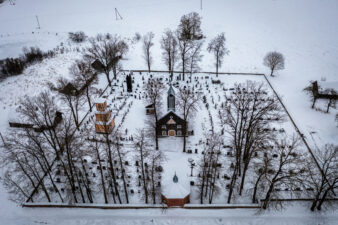 Spirakių Švč. Trejybės bažnyčia iš paukščio skrydžio. Fotogr. G. Lukoševičius. Spirakiai (Panevėžio r.). 2025 m. PAVB skaitmeninis archyvas