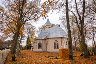 Geležių Šv. Juozapo bažnyčia ir šventoriaus fragmentas. Fotogr. G. Lukoševičius. Geležiai (Panevėžio r.). 2025 m. PAVB skaitmeninis archyvas