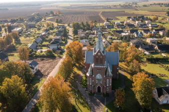 Miežiškių Švč. Mergelės Marijos bažnyčia iš paukščio skrydžio. Fotogr. G. Lukoševičius. Miežiškiai (Panevėžio r.). 2025 m. PAVB skaitmeninis archyvas