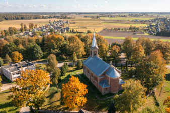 Šilų Švč. Jėzaus Vardo bažnyčia ir miestelio panorama iš paukščio skrydžio. Fotogr. G. Lukoševičius. Šilai (Panevėžio r.). 2025 m. PAVB skaitmeninis archyvas