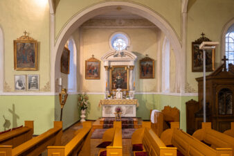 Karsakiškio Nukryžiuotojo Jėzaus bažnyčios dešinysis šoninis altorius su šv. vyskupo Mikalojaus paveikslu. Fotogr. G. Lukoševičius. Karsakiškis (Panevėžio r.). 2025 m. PAVB skaitmeninis archyvas