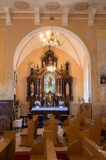 Velykių Šv. apaštalo Andriejaus bažnyčios dešinysis šoninis altorius su šv. Antano paveikslu. Fotogr. G. Lukoševičius. Velykiai (Panevėžio r.). 2025 m. PAVB skaitmeninis archyvas