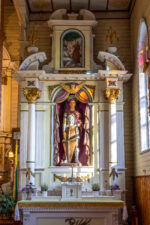 Paįstrio Švč. Mergelės Marijos Globos bažnyčios dešinysis šoninis Šv. Jurgio altorius (skulptūros autorius J. Zikaras). Fotogr. G. Lukoševičius. Paįstrys (Panevėžio r.). 2025 m. PAVB skaitmeninis archyvas