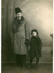 Vargonininkas, muzikos pedagogas, chorvedys, kompozitorius Mykolas Karka su sūnumi Vytautu. Apie 1925 m. PAVB, Mykolo Karkos rankraščių fondas F12-244