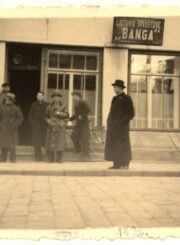 Spaustuvės „Banga“ darbininkai ir vedėjas kun. Augustinas Liepinis (iš dešinės 1-as). Panevėžys, 1936 m. PAVB, Panevėžio vyskupijos kurijos skaitmeninis archyvas