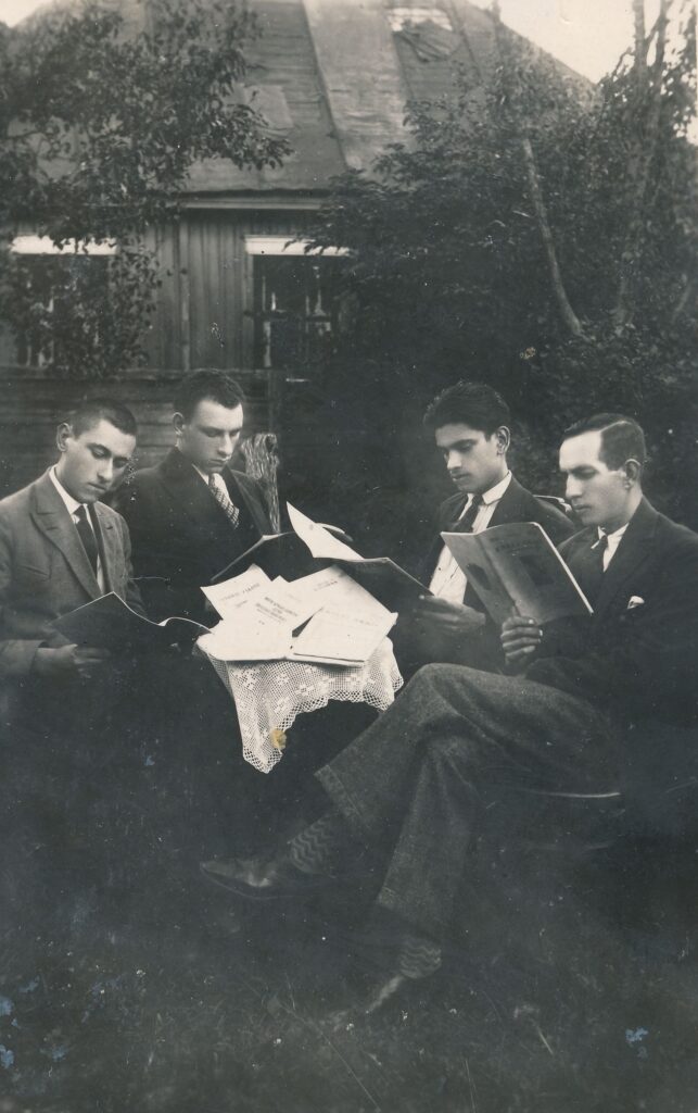 Panevėžio karaimų bendruomenės nariai skaito spaudą. Iš kairės: Simonas Tinfavičius, Imanuelis Grigulevičius, Leonas Čaprockas, Rapolas Grigulevičius. Panevėžys. Apie 1934 m. PAVB, Devoros Grigulevičienės skaitmeninis archyvas