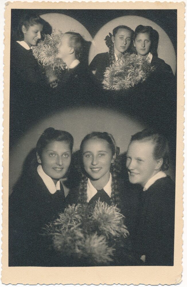 Panevėžio mergaičių gimnazijos moksleivė Regina Zdanavičiūtė (centre) su draugėmis. [Fotogr. A. Kerbelio]. Panevėžys. 1943 m. PAVB, Stasio Petronaičio fondas F71