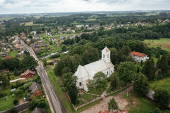 Vyžuonų Šv. Jurgio bažnyčia ir miestelio panorama iš paukščio skrydžio. Fotogr. G. Lukoševičius. Vyžuonos (Utenos r.). 2025 m. PAVB skaitmeninis archyvas