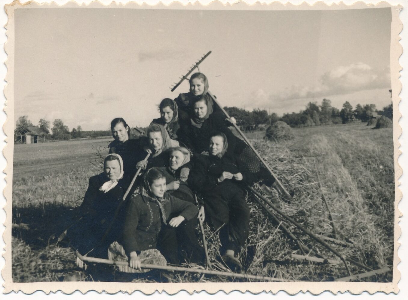Panevėžio 1-osios vidurinės mokyklos (dabar – Juozo Balčikonio gimnazija) 10 c klasės moksleivės ir mokytojos talkoje Perekšliuose (Panevėžio r.). Kairėje – mokytoja Elena Gabulaitė. 1954 m. PAVB, Elenos Gabulaitės fondas F9-1251